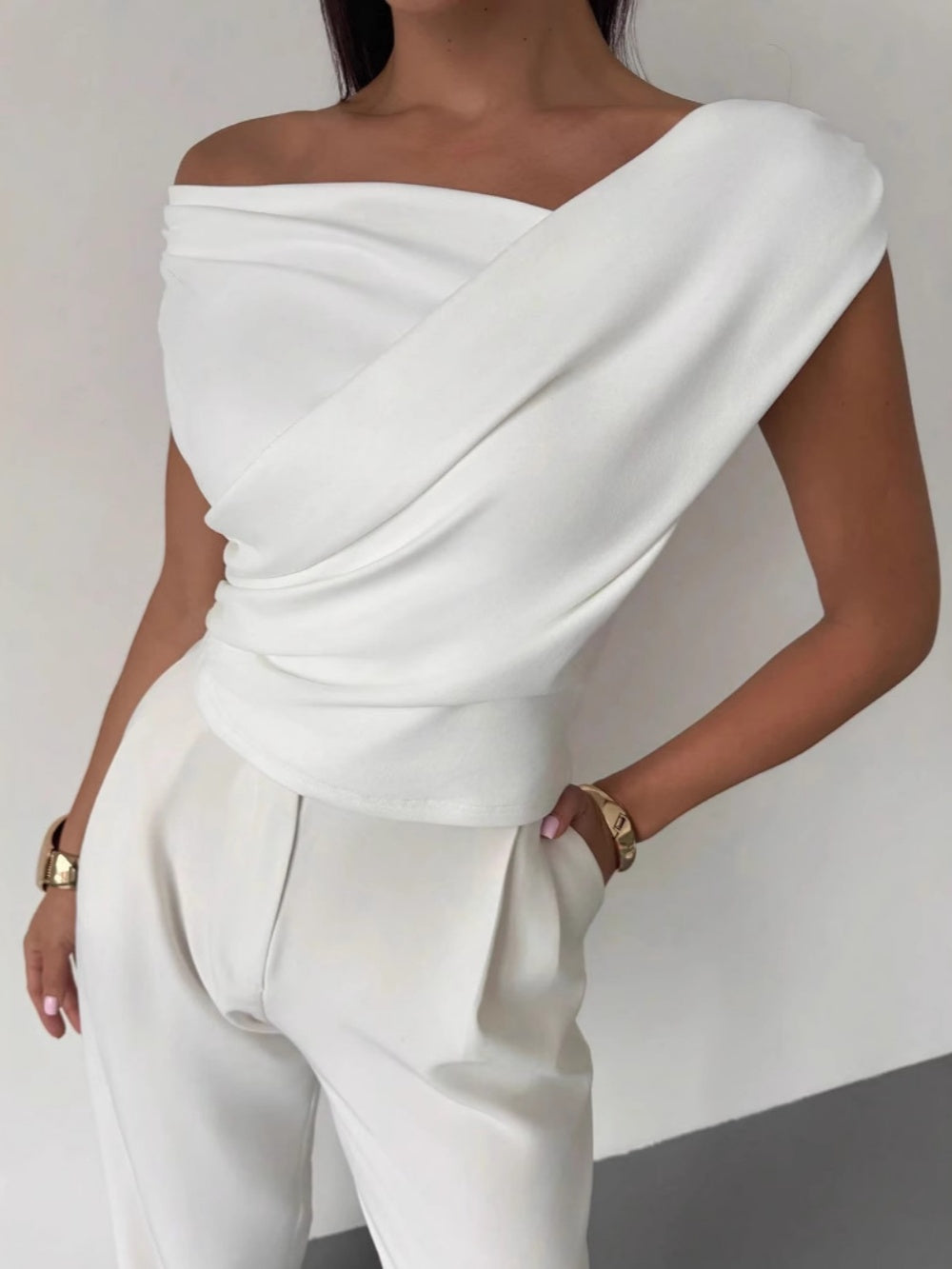 Off-shoulder fitted sleeveless crop top