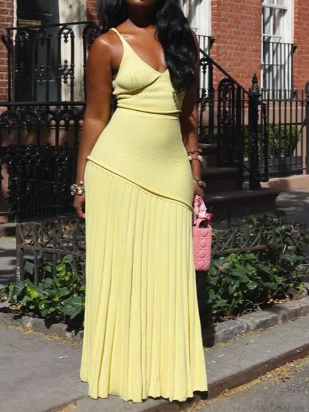 V-neck vest + hip-wrapped pleated skirt knitted suit